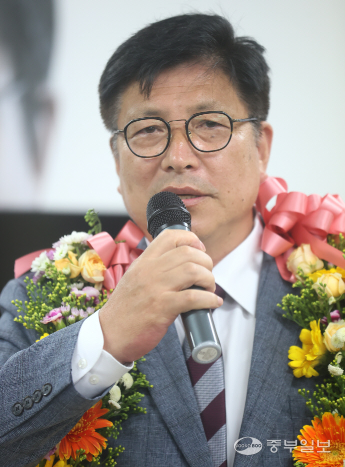 도성훈 인천시교육감 후보가 2일 인천 미추홀구 선거사무소에서 당선 인사를 하고 있다.(인천사진공동취재단)