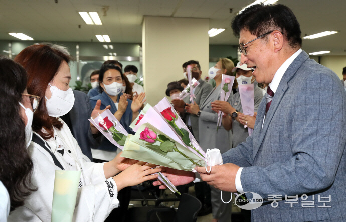 도성훈 인천시교육감 후보가 2일 인천 미추홀구 선거사무소에서 당선을 확정하고 지지자들에게 꽃을 선물 하고 있다.(인천사진공동취재단)