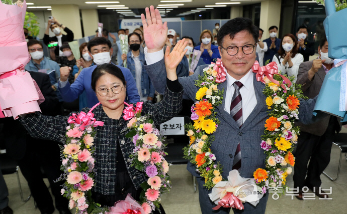 도성훈 인천시교육감 후보가 2일 인천 미추홀구 선거사무소에서 당선 세리머니를 하고 있다.(인천사진공동취재단)