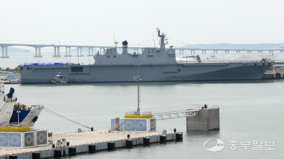 [중부포토] 인천항 크루즈터미널에 정박한 해군 독도함