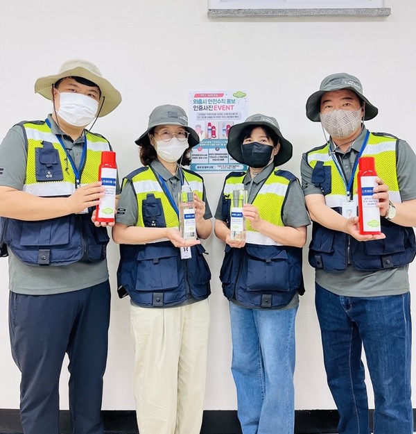 의정부시 행복마을관리소가 노인가구 증가 추이에 따라 부주의와 전기적 요인 등으로 발생할 수 있는 노인 안전사고를 예방하기 위해 외출 시 안전 수칙 홍보 캠페인을 의정부1·2동 행복마을관리소에서 진행한다. 사진=의정부시