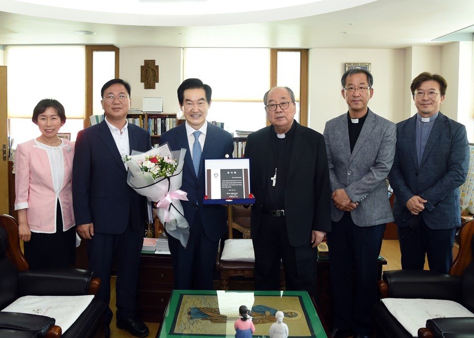안병용 의정부시장은 지난 7일 천주교 의정부교구로부터 관내 천주교에 큰 도움을 준 것에 감사의 뜻을 담은 감사패를 받았다. 사진=의정부시