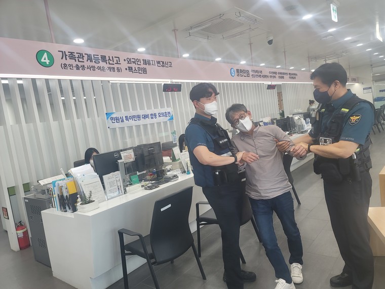 여주시는 지난 8일 민원인의 폭언, 폭행 상황관련 특이민원 비상 대응을 위해 행복민원과 내 민원실에서 여주경찰서와 합동으로 모의훈련을 실시했다. 사진=여주시청