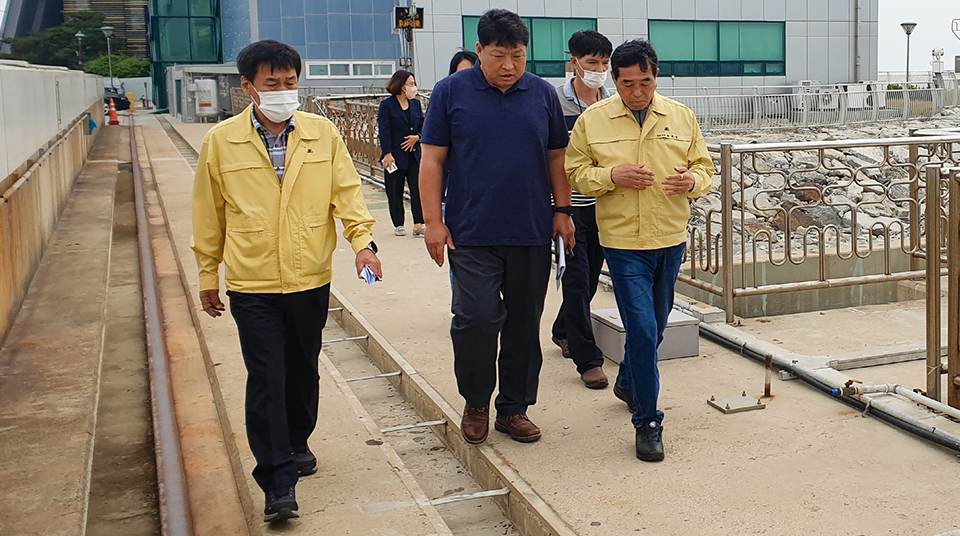 윤화섭 안산시장이 12일 시화호 조력발전소 인근에서 발생한 레저용 고무보트 사고 현장을 방문했다. 사진=안산시청