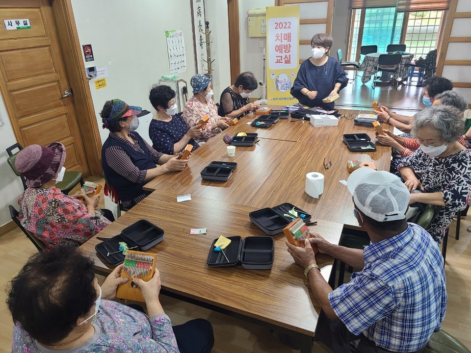 여주시치매안심센터는 치매안심센터와 거점센터에서 치매선별검사 정상군을 대상으로 오는 11월까지 ‘2022 치매예방교실’을 운영한다. 사진=여주시