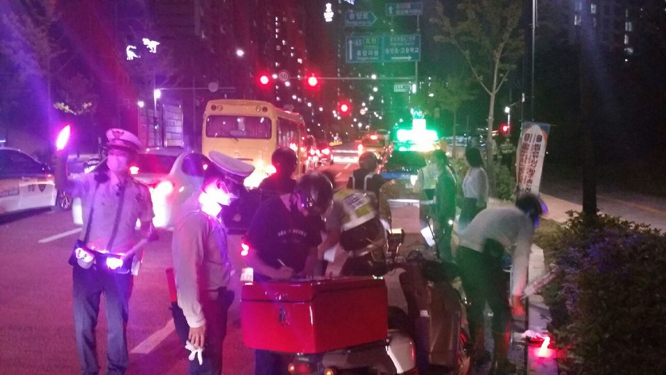 의정부시는 지난 13일 의정부경찰서, 한국교통안전공단 경기북부본부와 합동으로 낙양동 송양고등학교 앞 도로에서 이륜차 불법개조 야간 단속을 실시했다. 사진=의정부시