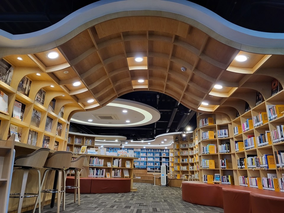 의정부시 가재울도서관은 내달 1일부터 6일까지 초등학생, 60세이상 어르신, 성인을 대상으로 여름특강 ‘가재울 속으로 풍-덩!’을 운영한다. 사진=의정부시