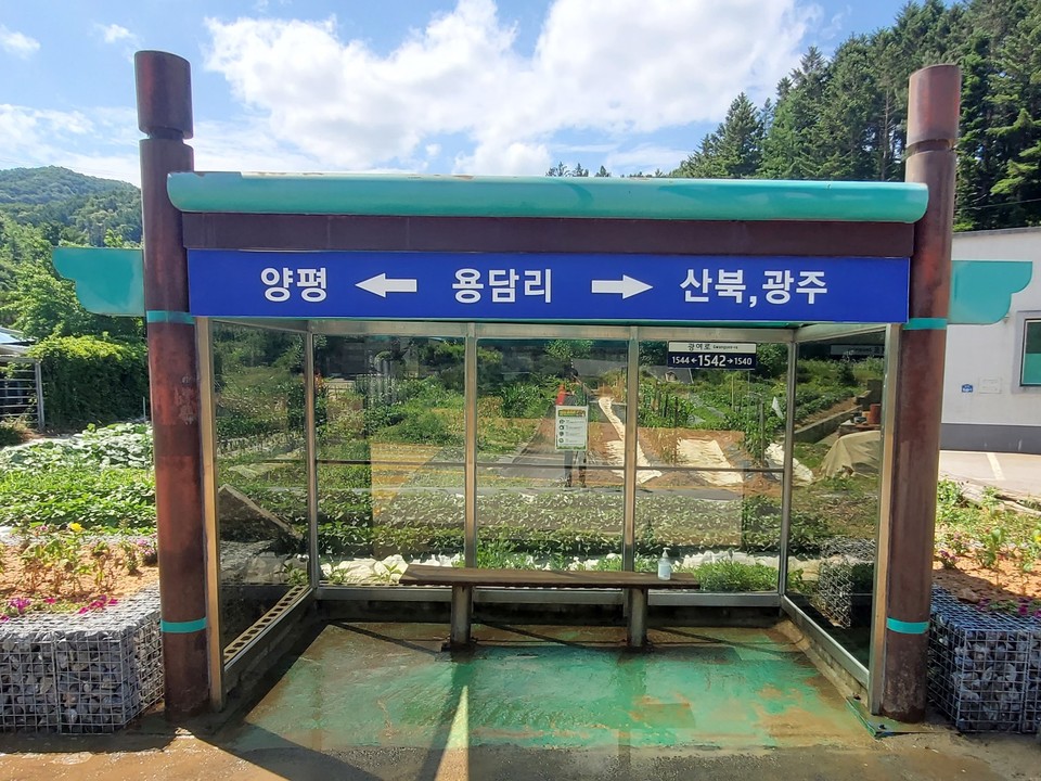 여주시 산북면은 여름을 맞아 깨끗하고 밝은 산북면을 만들기 위해 지난 13일부터 17일까지 특별대청소 기간으로 정하여 관내 버스정류장과 인근 도로에 대청소를 실시했다. 사진=여주시