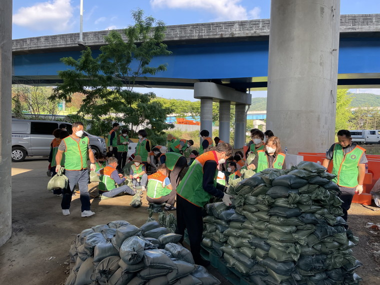 의왕시 지역자율방재단은 지난 16일 여름철 집중 호우로 인한 안전사고를 예방하고 수해 발생 시 복구작업을 원활히 진행하기 위해 모래주머니를 제작했다. 사진=의왕시청
