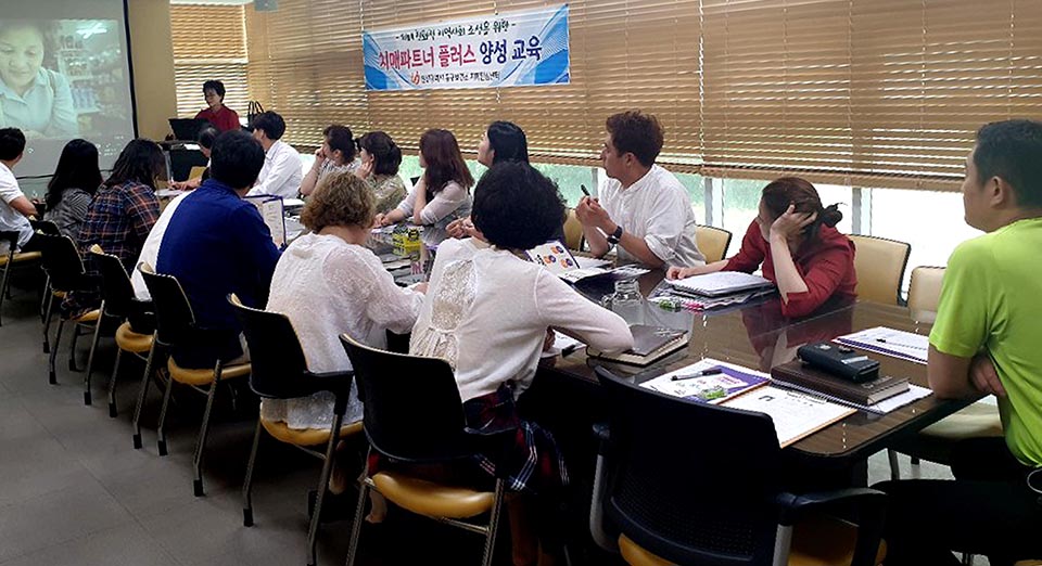 인천 동구가 치매파트너를 온·오프라인으로 모집한다. 사진=인천 동구청