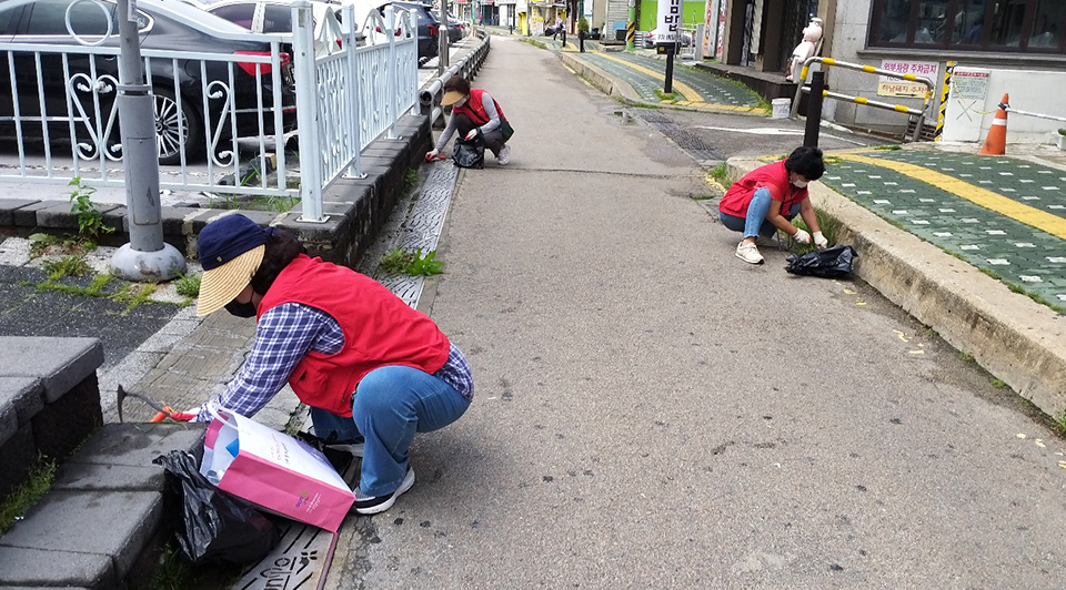 군포시 산본1동 통장협의회 회원들이 도로변 잡초 제거작업을 하고 있다. 사진=군포시청