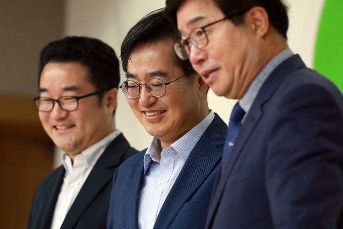 김동연 경기도지사 당선인이 30일 경기도인재개발원 다산홀에서 열린 ‘인수위원회 종합보고회’에서 반호영(왼쪽)·염태영(오른쪽) 공동인수위원장과 기념촬영을 하고 있다. 사진=경기도지사직인수위원회