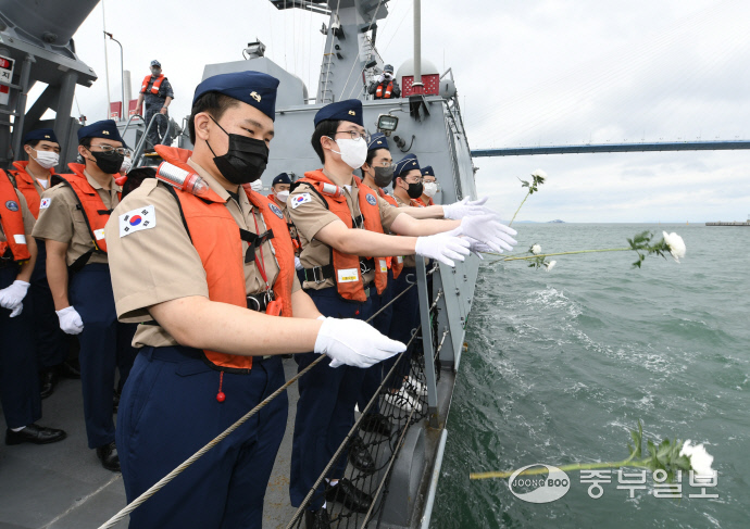 ​​​​​​​인천 송도고 해군 JROTC 학생들이 21일 유도탄고속정 윤영하함에 승함해 해상헌화를 하고 있다. 사진=해군 인천해역방어사령부