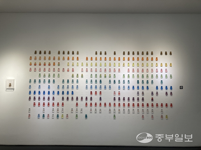 이여름 작가는 오는 30일까지 서울 비트리 갤러리에서 개인전 ‘아이스크림 속 인생’을 진행한다. 1년 365일을 표현한 젤리곰  오브제 안에는 서로 다른 알약들이 들어있다. 사진=김유진기자
