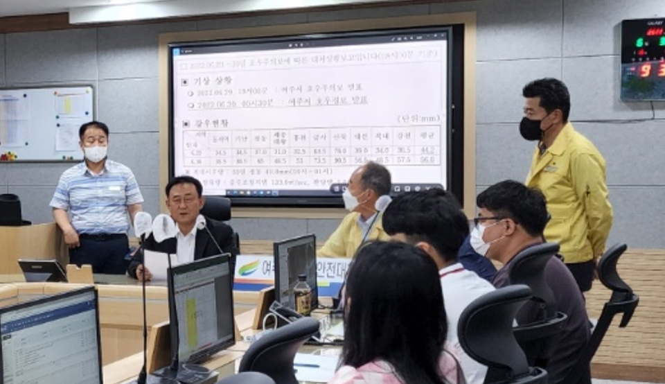 이충우 여주시장이 지난달 30일 여주시 재난안전대책본부를 방문했다. 사진=여주시청