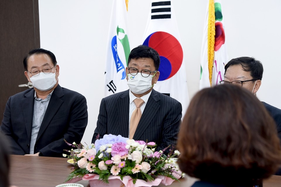 김동근 의정부시장은 지난 4일 중국의 민간외교 싱크탱크인 차하얼학회의 한방명 회장을 접견하고, 향후 협력 방안에 대해 환담을 나눴다. 사진=의정부시