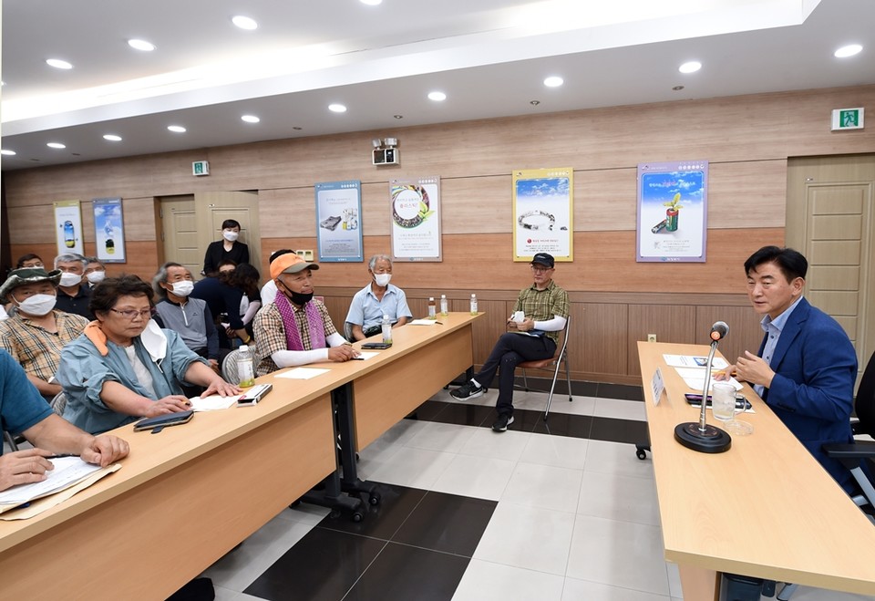 김동근 의정부시장은 지난 10일 환경자원센터 홍보실에서 인근 주민과 새로운 의정부를 만들기 위한 현장 소통 간담회를 가졌다. 사진=의정부시
