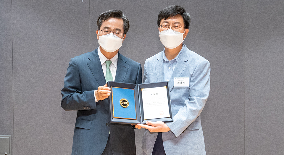 군포 시니어클럽이 지난 11일 열린 인구의 날 기념식에서 경기도지사 표창을 받았다. 사진 왼쪽부터 김동연 경기도지사, 최용석 군포 시니어클럽 관장. 사진-군포시청