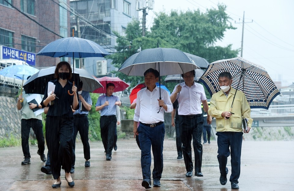 김동근 의정부시장이 지난 13일 오후 2시 집중호우에도 불구하고 가능동 브라운스톤흥선, 의정부더샵파크에비뉴 아파트에 거주하는 학생들의 통학로 현장을 살폈다. 사진=의정부시