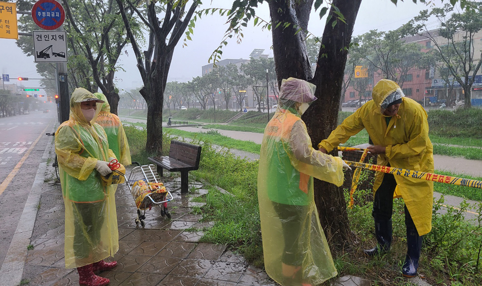 안산시 공무원과 자율방재단원들이 13일 집중호우 피해 예방조치를 하고 있다. 사진=안산시청