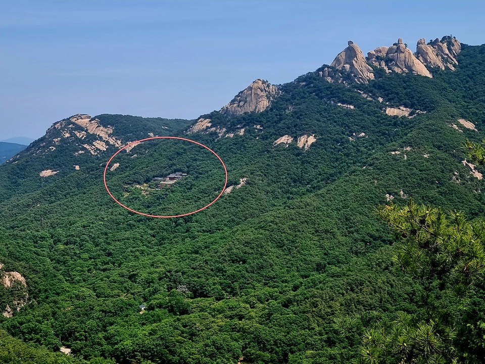 도봉산·북한산 수려한 산세 속에 위치한 석굴암.