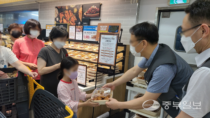 Os consumidores compram frango no E-Mart.  Repórter Shin Yoon Kyung