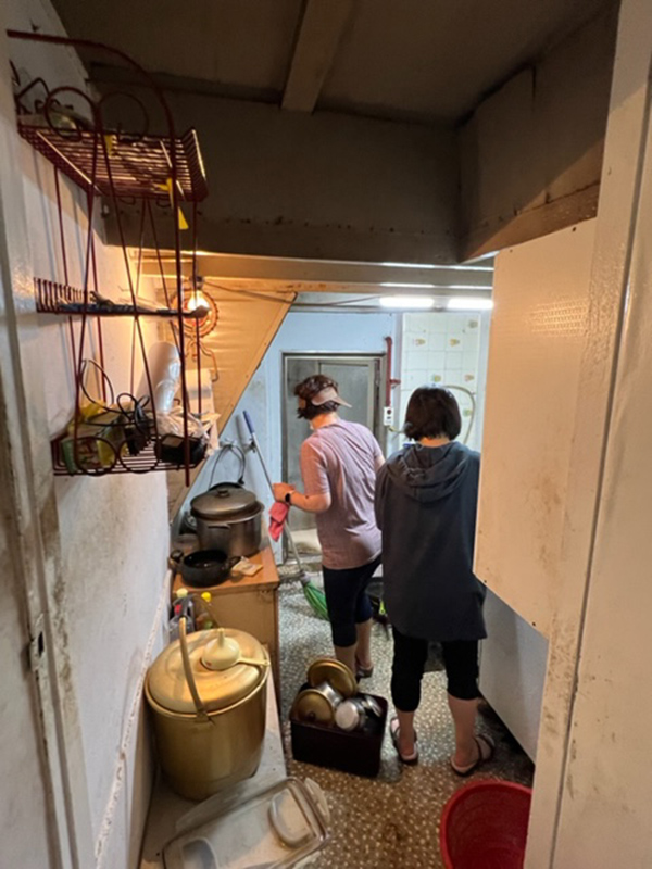 군포시 군포1동 복지과가 집중호우로 피해를 입은 마벨지구의 수해 복구에 나섰다. 사진=군포시청