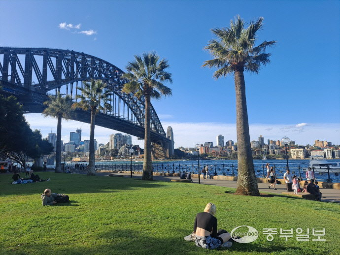 지난 18일(현지 시각) 호주 시드니 Park Hyatt Sydney(하야트 호텔)를 지나 펼쳐지는 공원 등의 광경. 호주 시드니=백승재 기자
