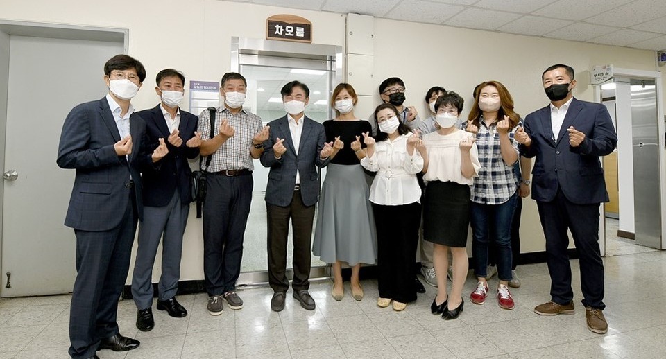 안동광 의정부시 부시장이 집무실을 대폭으로 축소해 직원 누구나 이용이 가능한 공유 회의공간을 마련해 9월 1일 직원 20여 명이 모인 가운데 오픈식을 가졌다. 사진=의정부시청