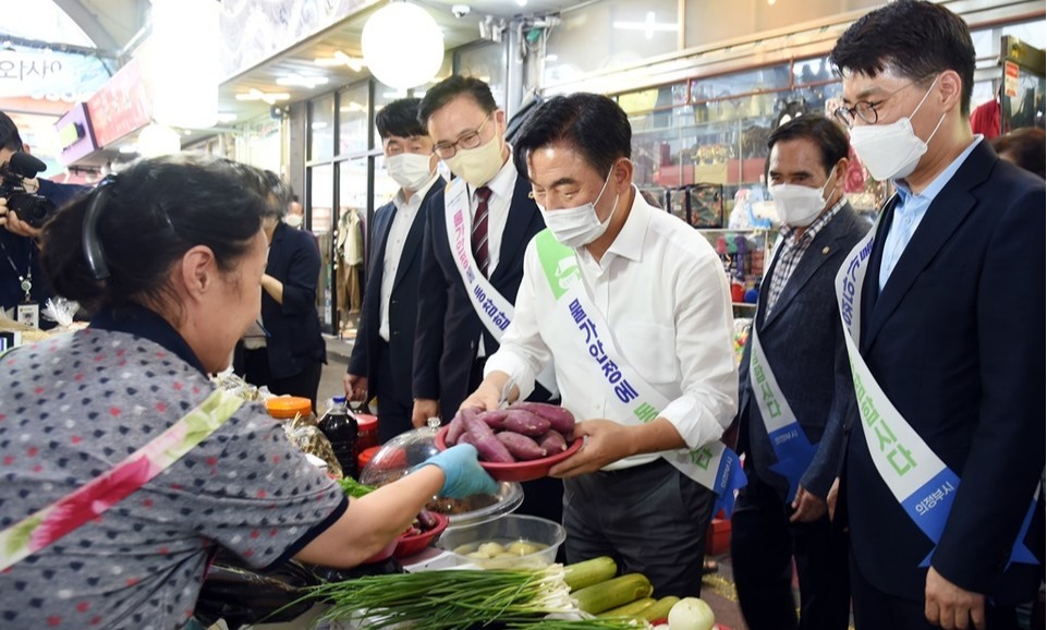 의정부시가 지난 7일 의정부제일시장에서 물가안정 간담회 및 캠페인을 실시했다. 사진=의정부시청