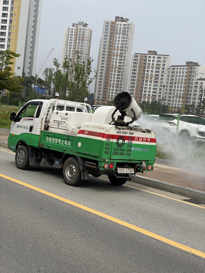파주시가 검정날개버섯파리 퇴치를 위해 긴급 방역을 실시했다. 사진=파주시청