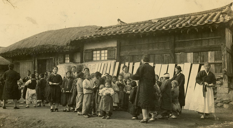 1930년대 샘골에서 아이들을 인솔하는 최용신 선생의 모습을 담은 사진. 사진=한국YWCA연합회