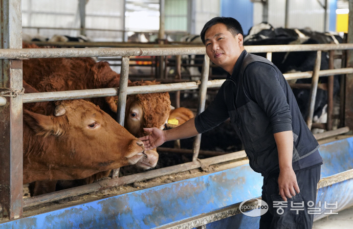 경기농협에서 ‘이달의 새농민’ 상을 수상한 정성철 김포 가현농장 대표가 지난 19일 본보와 인터뷰를 진행했다. 홍기웅 기자
