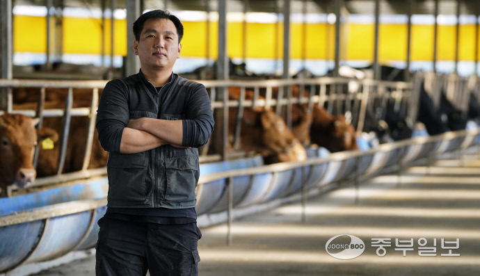 경기농협에서 ‘이달의 새농민’ 상을 수상한 정성철 김포 가현농장 대표가 지난 19일 본보와 인터뷰를 진행했다. 홍기웅 기자