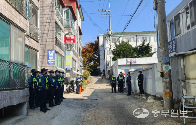 31일 오전 출소한 ‘수원 발발이’ 박병화 거주지 앞에 경찰이 마찰 발생 대비를 위해 서 있는 모습. 이영종 수습기자