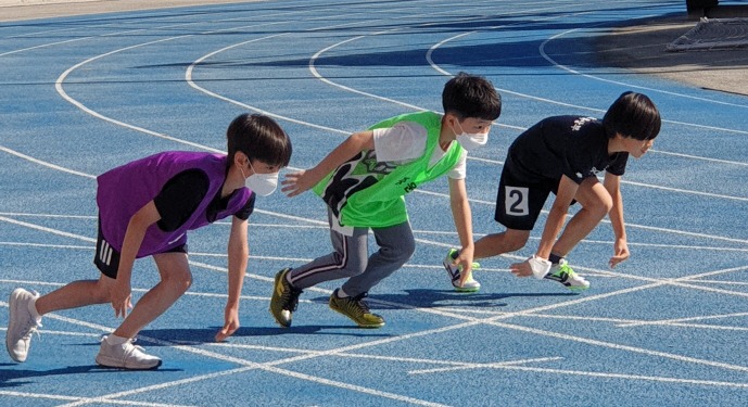 ‘성남교육장배 육상 꿈나무 한마당’에 참여한 학생 선수들이 달리기하고 있다. 사진=성남교육지원청