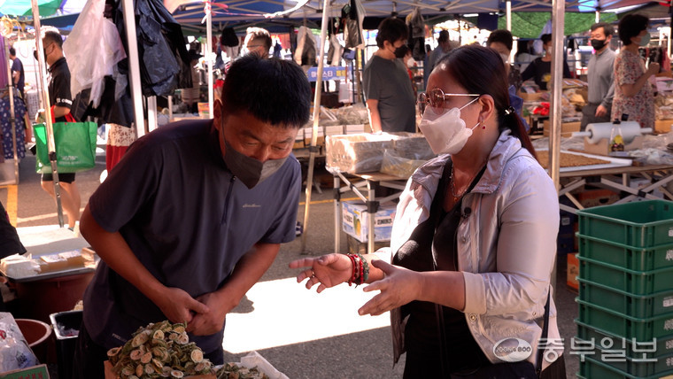 필리핀에서 온 결혼이주여성 징징 씨가 시장에서 소통에 어려움을 겪는 모습. 김도윤 기자