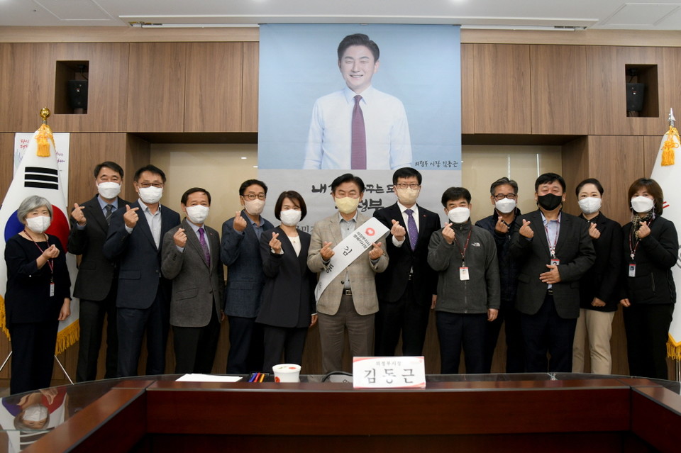 김동근 의정부시장이 지난 25일 국민건강보험공단 의정부지사를 방문해 일일명예지사장으로 업무를 수행했다. 사진=의정부시청