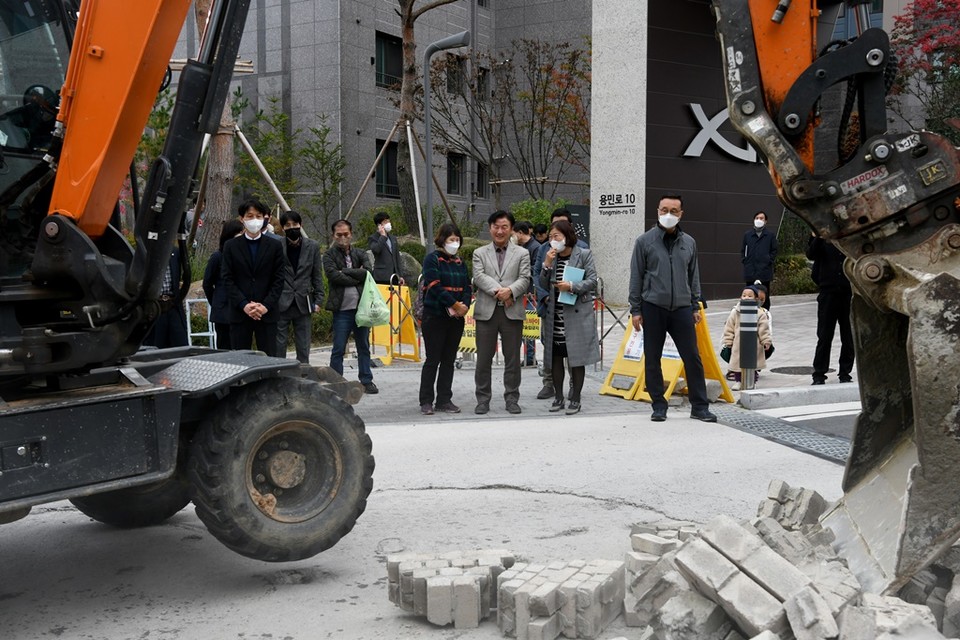 의정부시가 지난 26일 용현동 탑석센트럴자이 아파트 3번 게이트 앞 도시계획시설부지 내 설치된 인공구조물을 철거했다. 사진=의정부시