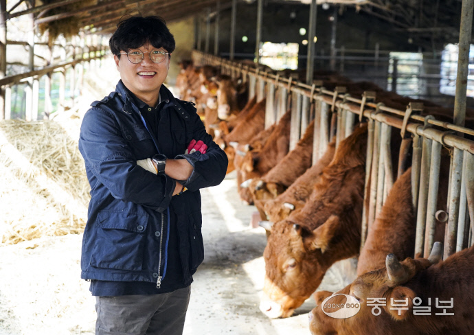 경기농협에서 지난 10월 ‘이달의 새농민’ 상을 수상한 노진성 건우농장 대표가 지난 3일 본보와 인터뷰를 진행했다. 홍기웅 기자