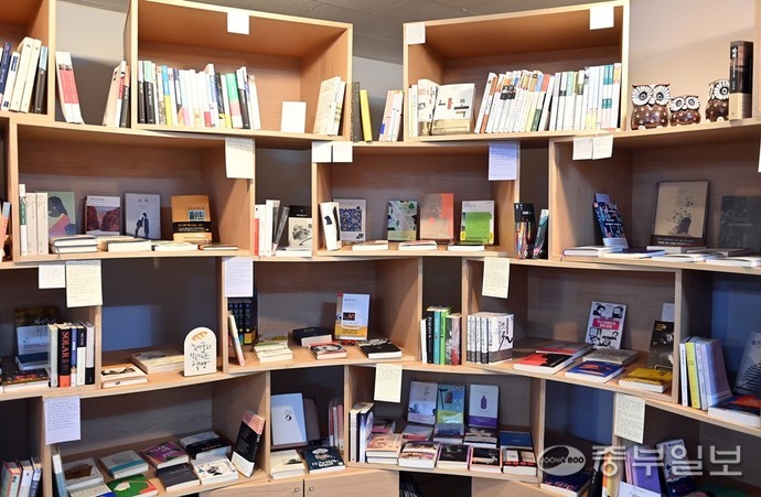 비북스를 채운 책장의 각 공간은 책들의 방이 된다. 노민규기자