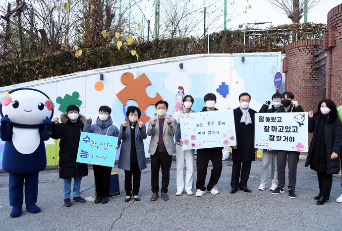 김동근 의정부시장이 17일 이른 아침 수능 시험장을 찾았다. 사진=의정부시청