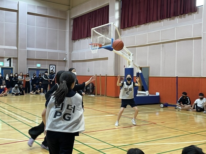 보평중학교 학생들이 농구를 하고 있는 모습. 사진=보평중학교