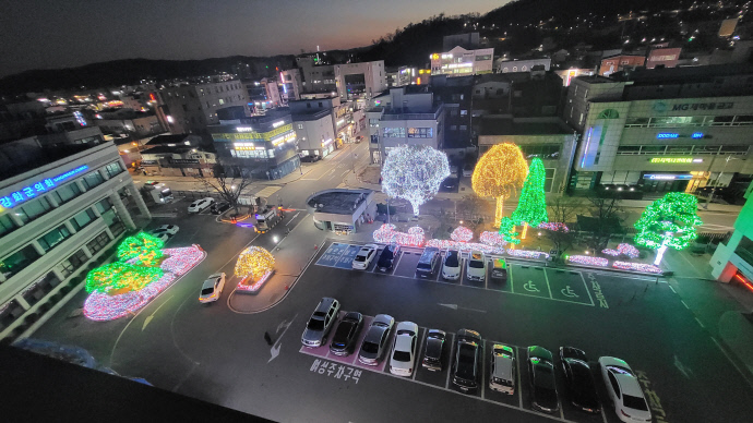 인천강화군청 주차광장에 설치된 LED트리 야경