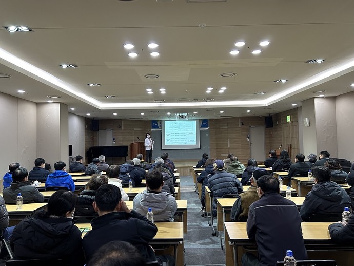 파주시는 지난 14일 문산행복센터 소극장에서 공무직 및 기간제 현업근로자 59명을 대상으로 겨울철 안전보건 교육을 진행했다. 사진=파주시청
