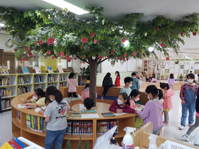 삼미초등학교 학생들이 도서관 행사에 참여하고 있는 모습. 사진=삼미초등학교