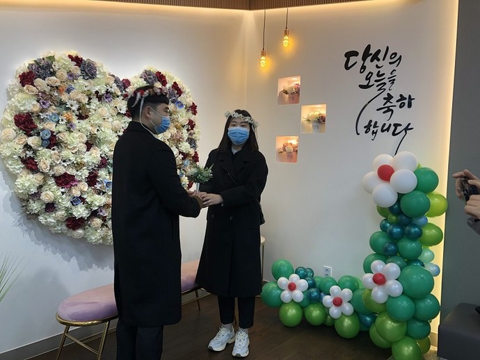 파주시 국민행복민원실 1층에 설치된 포토존에서 사진을 촬영하고 있는 시민들. 사진=파주시청