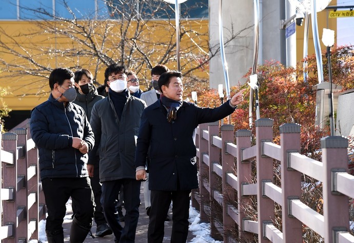 김동근 의정부시장이 제설 취약지역 점검에 나서고 있다. 사진=의정부시