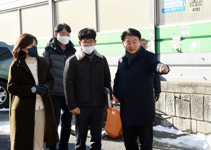 김동근 의정부시장이 지난 4일 흥선지하차도 주변 불법 주정차 및 주차난 해소 민원사항에 대해 현장점검에 나섰다. 사진=의정부시