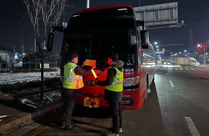 파주시는 시민 안전 확보를 최우선 과제로 전세버스의 차고지 외 밤샘주차 연간 단속계획을 수립하고, 오는 12월까지 정기적으로 지도·단속을 실시한다. 사진=파주시